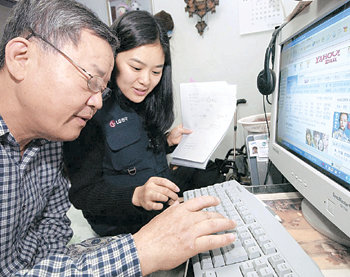 LG전자 서울 경기 지역 연구원들은 ‘LG정보나래봉사단’을 조직해 서울 지역 장애인 가정에서 1 대 1 PC교육을 하고 있다.