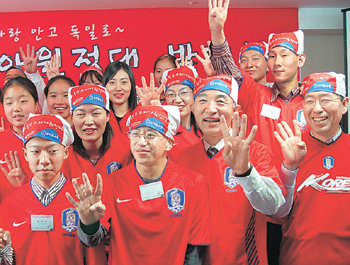 우리홈쇼핑이 지난달 발족한 ‘오 필승 코리아 원정대’ 대원들이 한국 월드컵 축구팀의 선전을 기원하고 있다.