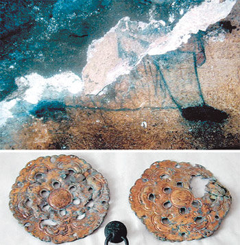 2004년 9월 북한 함북 화대군 금성리에서 발견된 발해시대 고분벽화(위). 벽화 오른쪽에 흰 각반을 차고 검은 신발을 신은 사람의 다리가 보인다. 아래는 고분 안에서 발견된 금동 장식물들. 연합뉴스