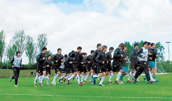 훈련은 즐겁게 한국축구대표팀 선수들이 트레이닝캠프가 차려진 스코틀랜드 글래스고의 머리파크에서 가볍게 달리기를 하며 첫 훈련을 시작했다. 독일 월드컵을 향한 마지막 담금질에 들어간 태극전사들의 표정은 밝다. 글래스고=김동주  기자