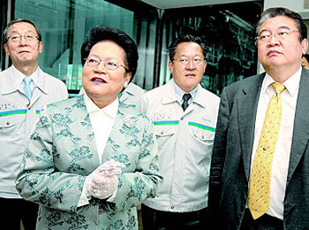 한솔그룹 이인희 고문 등 회장단이 29일 충남 서천군 한솔제지 장항공장을 방문했다. 왼쪽부터 선우영석 부회장, 이 고문, 조동길 회장, 조동혁 명예회장. 사진 제공 한솔그룹