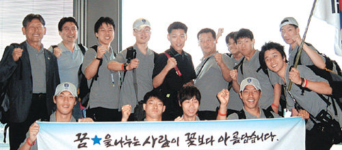 ‘우리도 국가대표.’ 뇌성마비 장애인 축구 대표선수들이 프랑스 파리 샤를 드골 공항에서 주먹을 불끈 쥐며 선전을 다짐하고 있다. 이들은 유럽 여러 나라를 돌며 경기를 한 뒤 독일 월드컵 때 현지에서 한국 대표팀을 응원할 계획이다. 파리=정재윤 기자