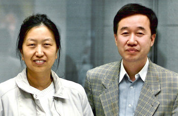 황혜경 씨(왼쪽)와 남편인 백경학 푸르메재단 이사. 사진 제공 푸르메재단