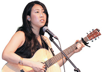 “내 노래를 듣는 사람들의 마음이 평화로워지기를 바랍니다.” 수지 서는 29일 오후 서울 강남구 청담동의 재즈바 ‘원스 인 어 블루문’에서 열린 쇼케이스에서 이번 공연에서 노래할 자작곡 ‘라이트 온 마이 숄더’를 직접 기타를 치며 취재진에 들려줬다. 전영한  기자