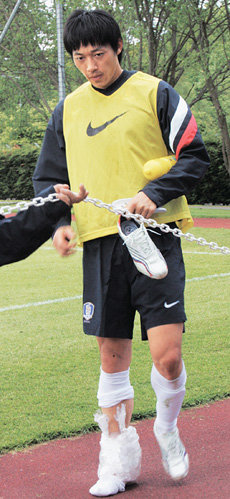 “괜찮아야 할텐데…”29일 한국축구대표팀의 훈련캠프가 마련된 글래스고 머리파크에서 연습경기 도중 발목을 다친 김남일. 그가 발목 주위에 얼음 주머니를 두른 채 절룩거리며 운동장에서 걸어나오고 있다. 글래스고=김동주  기자