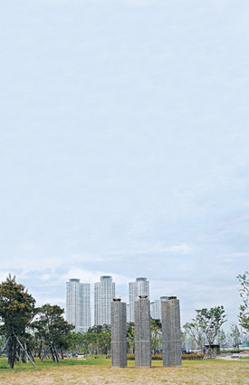부산조각프로젝트에 선보인 박봉기 안시형 문병탁의 ‘동시상영’. 나루공원 인근의 상징적 건축물 세 개를 콘크리트 구조물로 재현해 실재와 재현 사이의 관계를 묻는 작품이다. 사진 제공 부산비엔날레