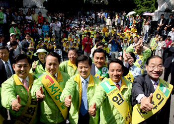 “광주여 다시 한번”정동영 열린우리당 의장(앞줄 가운데)이 30일 광주 유세에서 이 지역에 출마한 당 소속 후보들과 함께 엄지손가락을 치켜세우며 1번 지지를 호소하고 있다. 광주=이종승 기자