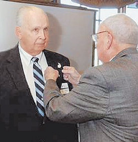 6·25전쟁 참전 미군용사인 존 맥과이어 씨(오른쪽)가 1월 친구이자 참전 동료인 클레어 에이크 씨에게 복제된 노벨평화상 메달을 달아 주고 있다. 사진 출처 시카고 트리뷴