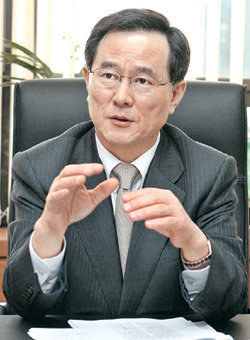 국방부 대변인과 정책실장을 지낸 차영구 팬택 고문. 그는 “군대에선 총을 들고 싸우지만 기업으로 옮겨 와선 휴대전화를 들고 전쟁을 치른다”고 말했다. 사진 제공 팬택