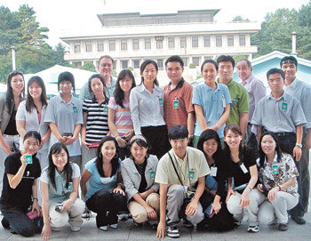 지난해 고려대 국제하계대학에 참가한 학생들이 판문점을 방문해 한국의 분단 현실을 체험했다. 국제하계대학 해외 참가생이 올해는 900여 명으로 지난해보다 배 이상 늘었다. 사진 출처 고려대 홈페이지
