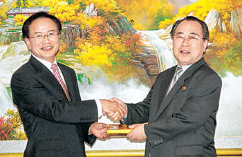 대구대 이용두 총장(왼쪽)과 북한 민족화해협의회 최성익 부회장이 ‘남북 장애인 재활서비스 교류협력’을 맺은 뒤 악수를 나누고 있다. 사진 제공 대구대