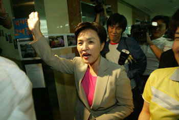 “패자는 물러갑니다” 열린우리당 강금실 서울시장 후보가 31일 저녁 10시경 서울 종로의 선거사무실에서 패배를 인정하는 내용의 기자회견을 한 뒤 지지자들에게 손을 흔들며 사무실을 떠나고 있다. 원대연 기자