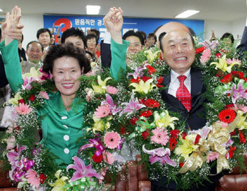 민주당 박광태 광주시장 후보가 31일 저녁 광주 전일빌딩 선거사무실에서 개표 상황을 지켜보며 당선이 확실시되자 환호하고 있다.(광주=연합뉴스)