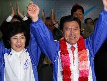 31일 한나라당 허남식 부산시장 당선자가 자신의 선거캠프에서 지지자들과 함께 당선을 축하하고 있다.