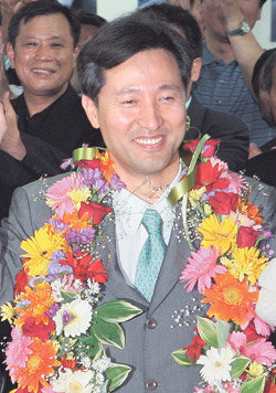 한나라당 오세훈 서울시장 당선자가 31일 저녁 서울 중구 무교동 캠프 사무실에서 당선이 확정된 직후 지지자들이 건네준 화환을 목에 두르고 환한 웃음을 짓고 있다. 신원건  기자