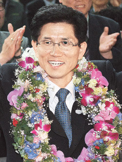 한나라당 김문수 경기지사 당선자가 31일 오후 경기 수원시 한나라당 경기지사 후보 개표상황실에서 당선 소식과 함께 화환을 받고서 기뻐하고 있다. 수원=연합뉴스