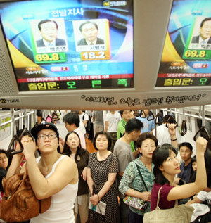 개표방송에 쏠린 시선들 31일 저녁 서울지하철 3호선 승객들이 모니터로 생중계되는 지방선거 개표 방송을 지켜보고 있다. 박영대 기자