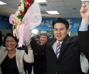 한나라당 김태호 경남도지사 후보가 31일 오후 경남 창원시 중앙동 자신의 선거사무실에서 개표 상황을 지켜보며 당선이 예상되자 지지자들과 함께 서로 손을 잡고 기뻐하고 있다.(창원=연합뉴스)