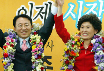 전북도지사 당선이 확정된 김완주(왼쪽) 후보가 부인과 함께 환호하고 있다. (전주=연합뉴스)