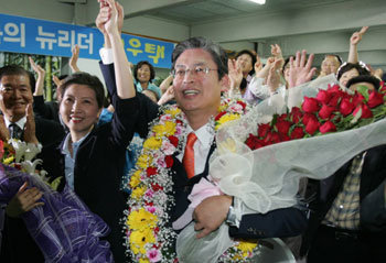 한나라당 정우택 충북도지사 후보가 도지사 당선이 확정되자 부인, 당원들과 함께 환호하고 있다. (청주=연합뉴스)