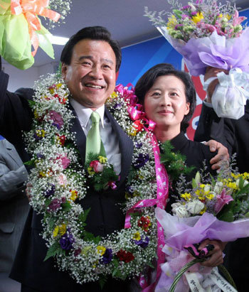 충남도지사 선거에서 한나라당 이완구 후보의 당선이 유력시 되고 있다. 사진은 축하 꽃다발을 받은 이완구 후보.  (천안=연합뉴스)