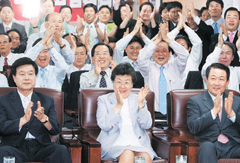 흡족 민주당 한화갑 대표(왼쪽)가 31일 저녁 서울 여의도 당사에서 당직자들과 함께 선전하고 있는 소속 후보들의 개표 상황을 지켜보며 박수를 보내고 있다. 김경제 기자