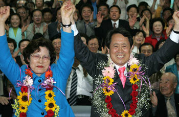제주도지사 선거에서 당선된 김태환 후보가 부인 강경선씨의 손을 잡고 지지자들에게 인사하고 있다. (제주=연합뉴스)