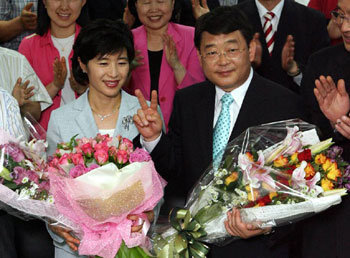 대전시장 당선이 유력한 한나라당 박성효 후보가 1일 대전시 서구 둔산동 자신의 선거사무실에서 당원과 지지자들의 축하를 받고 있다. (대전=연합뉴스)
