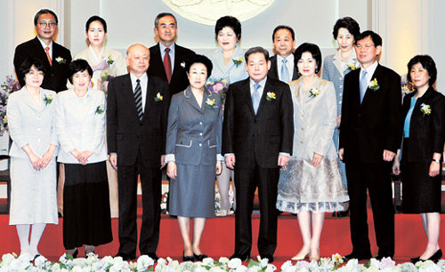 1일 열린 제16회 호암상 시상식에서 수상자와 가족들이 이현재 호암재단 이사장, 한명숙 국무총리, 이건희 삼성그룹 회장 부부(앞줄 왼쪽에서 세 번째부터) 등과 함께 기념촬영을 했다. 사진 제공 호암재단