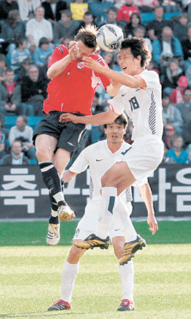 한국의 김상식(오른쪽)이 2일 울레볼 스타디온에서 열린 노르웨이와의 평가전에서 상대 선수와 머리로 공중 볼을 다투고 있다. 박지성 김남일 등 주전 선수들이 대거 빠진 한국은 이날 0-0으로 비겼다. 오슬로=김동주  기자