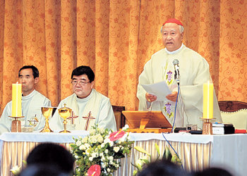 정진석 추기경(오른쪽)이 2일 서울대 교수회관에서 열린 한국가톨릭교수협의회 총회에서 미사를 집전하고 있다. 정 추기경은 이 자리에서 정부의 교육정책이 잘못돼 세계적인 인재를 길러내지 못하고 있다고 지적했다. 신원건 기자