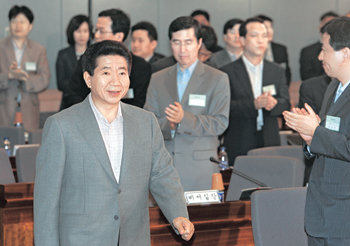 노무현 대통령이 2일 오후 서울 종로구 세종로 정부중앙청사 별관에서 열린 정책홍보 토론회장에 들어서자 참석자들이 박수로 환영하고 있다. 석동률  기자