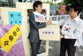 “한미 FTA 찬성”바른사회시민회의와 자유주의연대 등 4개 단체가 2일 서울 종로구 공평동 SC제일은행 본점 앞에서 한미 FTA 협상 저지 원정시위 중단을 촉구하고 있다. 전영한 기자