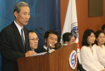 “협상 이렇게 하겠다”한미 FTA 한국 협상단 김종훈 수석대표가 2일 서울 종로구 세종로 정부중앙청사에서 한국의 대응전략을 설명하고 있다. 연합뉴스