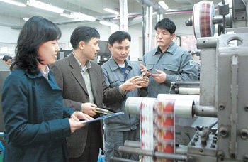 CJ는 일부 협력회사를 선정해 수 개월 동안 생산, 품질, 구매 등에 대한 컨설팅을 해 주는 현장 중점개선활동을 벌이고 있다. CJ의 현장개선 태스크포스가 한 협력업체 현장을 둘러보고 있다.