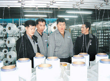 효성의 경북 구미 스판덱스 공장 직원들이 협력업체를 찾아 무상 설비 점검 및 보수를 해 주고 있다.