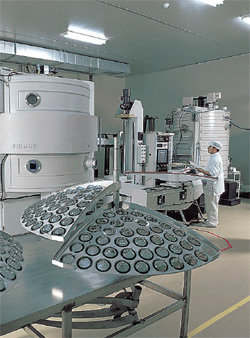 프로젝션 TV용 렌즈를 만들어 삼성전자에 납품하는 세코닉스의 생산라인 전경. 이 회사는 삼성전자의 지원으로 TV용 광학렌즈 국산화에 성공해 이 분야에서만 연간 60억 원의 매출을 올리고 있다.