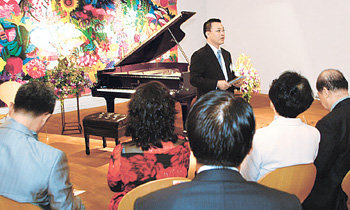 문화예술상품 투자에 대한 부자들의 관심이 커지고 있다. 지난달 말 서울 평창동 가나아트센터에서 열린 김종학 화백의 개인전에 초청된 40여 명의 고객이 피아니스트 서혜경 씨의 연주를 기다리고 있다. 사진 제공 하나은행