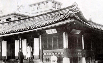 1895년 10월 8일 명성황후가 잠들어 있다가 일본 군대의 호위를 받은 낭인들의 급습으로 참변을 당한 경복궁 내 옥호루. 동아일보 자료 사진
