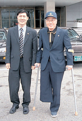 6·25전쟁에서 오른쪽 다리를 잃은 차춘성 씨(오른쪽)와 군 복무 시절 사고로 시력을 잃은 송경태 씨. 정재윤 기자