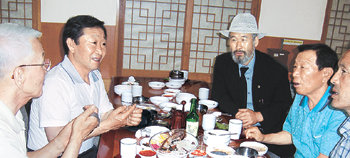 2002년 6월 서해교전으로 전사한 해군장병 6명의 유족들이 현충일 하루전인 5일 대전현충원 참배에 앞서 대전에서 만나 대화를 나누고 있다. 대전=이기진 기자