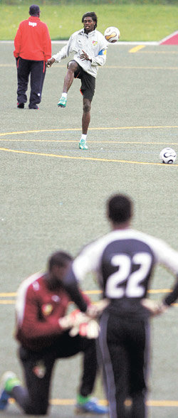 작전인지… 갈등인지… 3일 열렸던 리히텐슈타인과의 평가전 이후 공식 훈련을 하지 않던 토고대표팀 선수들이 6일 숙소 옆 인조구장에서 훈련을 하고 있다. 토고 스트라이커 에마뉘엘 아데바요르(뒤쪽 흰색 상의 입은 사람)의 모습이 보인다. 방겐=연합뉴스