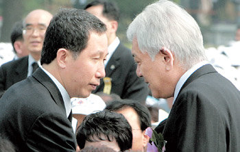 무슨 얘기 나눌까 열린우리당 김근태 최고위원(왼쪽)이 당 비상대책위원장을 맡는 문제를 놓고 당내 논란이 뜨겁다. 김 최고위원이 6일 서울 동작동 국립묘지에서 열린 제51회 현충일 추념식에 참석해 김한길 원내대표와 얘기를 나누고 있다. 연합뉴스