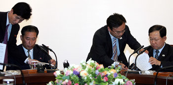 합의문 서명 6일 제주 서귀포시 롯데호텔에서 열린 제12차 남북 경제협력추진위원회 종결회의에서 남측 대표인 박병원 재정경제부 차관(오른쪽)과 북측 대표인 주동찬 민족경제협력위원회 부위원장이 합의문에 서명하고 있다. 서귀포=연합뉴스