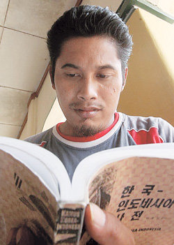 인도네시아 욕야카르타 반툴에 사는 무지라르조 씨는 3년간 한국에서 일해 모은 돈으로 마련한 집과 가게가 지진으로 무너지는 바람에 큰 슈퍼마켓을 차리겠다는 꿈을 날렸다. 그가 ‘한국-인도네시아 사전’을 보고 있다. 반툴=박영대 기자