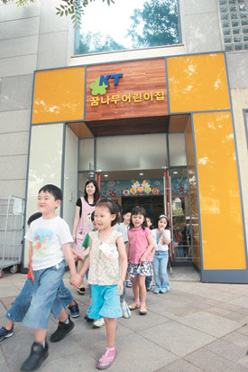 경기 성남시 분당구 정자동의 KT 본사 1층에 설치된 ‘KT 꿈나무 어린이집’에 다니는 아이들이 산책하기 위해 어린이집을 나서고 있다. 이곳 아이들은 아빠와 함께 오는 경우가 70%를 넘을 정도로 육아는 부부 공동의 몫이라는 인식이 확실하게 자리 잡았다. 성남=신원건 기자