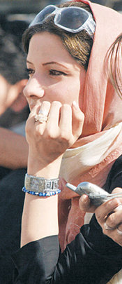 서구풍 차림의 이란 여성. 동아일보 자료 사진