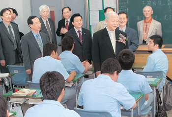 8일 모교인 서울 중앙고를 방문한 정진석 추기경이 교실에 들어서자 학생들이 “와” 하고 함성을 지르며 환영했다. 정 추기경은 “지금이 여러분의 인생에서 가장 소중한 시기”라며 후배들을 격려하고 분발을 당부했다. 사진 제공 중앙고