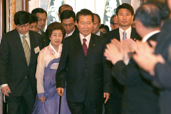 8일 서울 중구 서울프라자호텔에서 열린 6·15남북공동선언 6주년 기념 만찬행사에 참석한 김대중 전 대통령과 이희호 여사가 참석자들의 박수를 받으며 식장으로 들어서고 있다. 강병기 기자