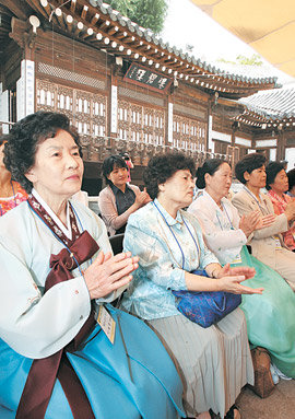 9일 낮 서울 중구 필동 한국의집에서 열린 ‘종가 맏며느리 초청 간담회’에 참석한 맏며느리들. 홍진환  기자